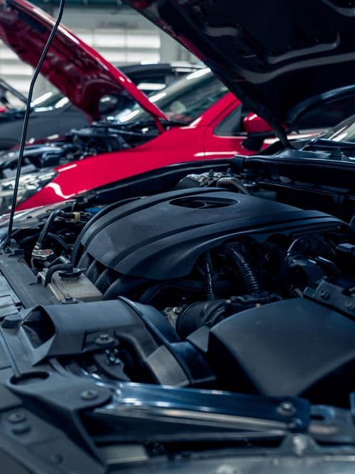 Vehículos con el capó abierto en el taller mecánico de R3 Motor en Lugo